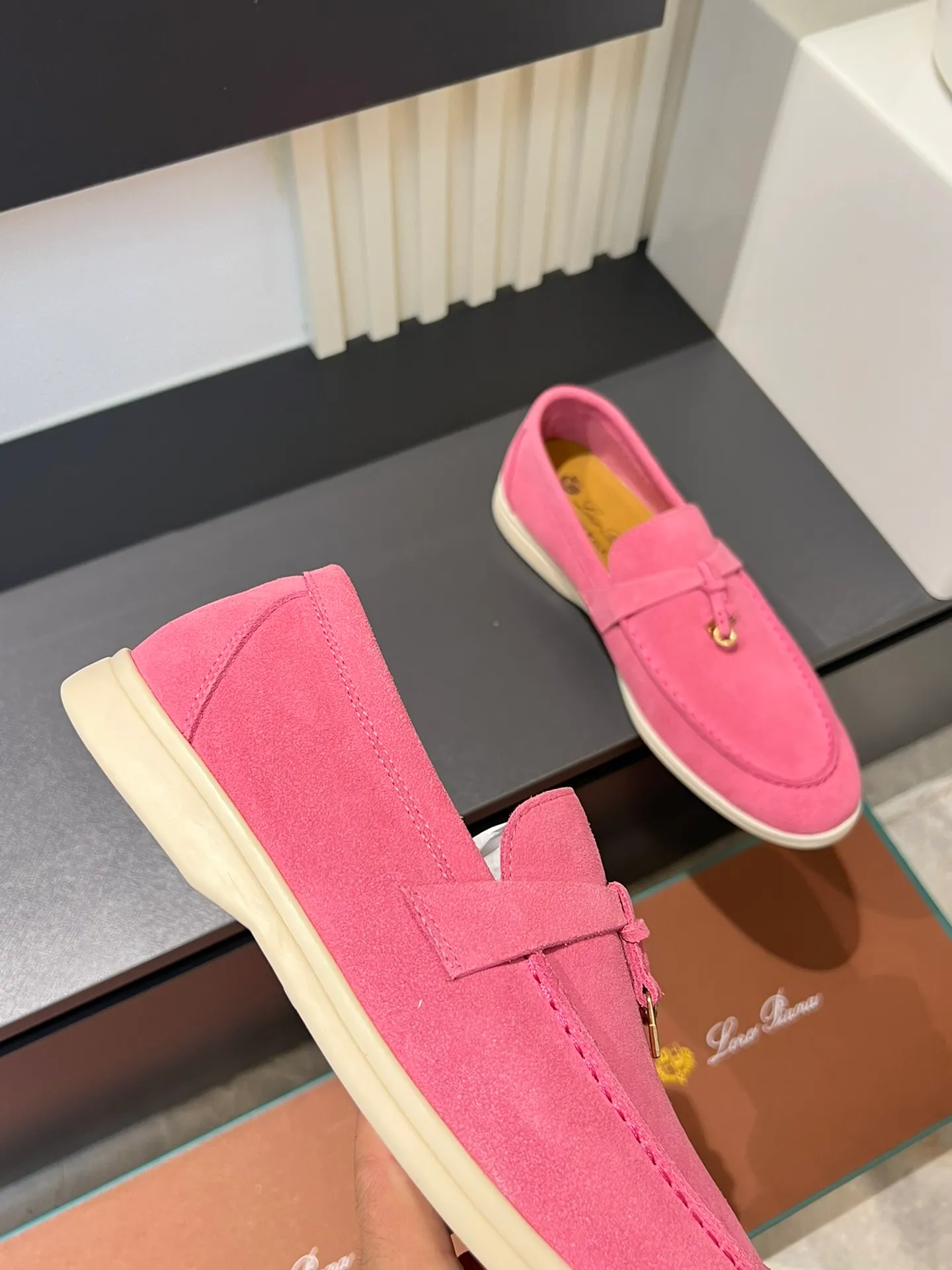 Men's shoes 💰p360 "Loro men's shoes 💰pian'*" Classic L men's shoes for couples 💰p Top version British flat loafers, a must-have item in old money style, the minimalist design is eye-catching and durable, a plus point for dressing The soft foot feel and texture are outstanding. They don’t scratch your feet and are very nice. They are matched with soft and waxy soles. They can be worn daily for a long time without getting tired. They are easy to wear, versatile and classic items, with perfect foot feel and texture! Imported cashmere fabric, the lining is made of imported A-grade water-dyed cow lining, the top version of the genuine leather midsole is sewn with pure handmade mark thread! Size: Female 35-40 (34. Customized) Male 38-44 (45.46. Customized)
